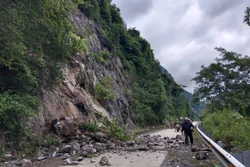 Sạt lở đá trên đường Hồ Chí Minh nhánh Tây