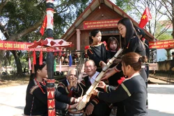 Đại hội XIV của Đảng: Đồng bào Tây Nguyên quây quần theo dõi Phiên khai mạc Đại hội