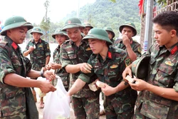 Sát cánh cùng người dân từng bước trở lại cuộc sống bình yên sau lũ dữ