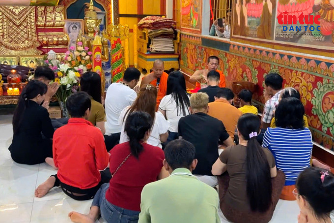 Buổi lễ Sene Dolta bắt đầu với nhiều nghi thức truyền thống như lễ Phật, quy y Tam Bảo, nghe chư Tăng thuyết pháp và tụng kinh cầu nguyện cho hương linh người thân quá vãng. senedolta6-7844.jpg