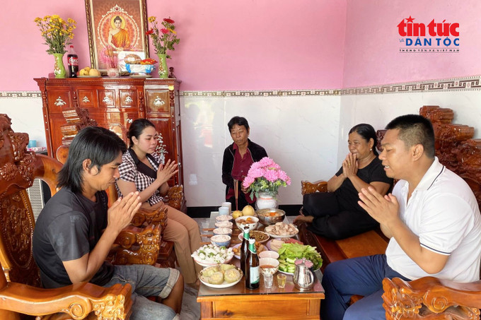 Theo phong tục của người khrme, ngày thứ nhất cúng thỉnh ông bà, tổ tiên những người đã khuất, nhận lễ cúng của con cháu dịp lễ Sene Dolta. Trong ảnh: Gia đình anh Sơn Hên (ấp Bưng Tróp A, xã An Ninh, TP Cần Thơ) thực hiện nghi thức cúng thỉnh ông bà. senedolta2-7529.jpg