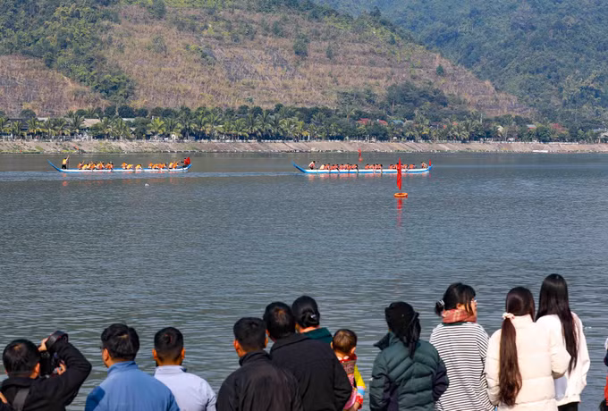 potal-ron-rang-le-hoi-dua-thuyen-duoi-en-dau-nam-moi-o-thi-xa-muong-lay-dien-bien-7789957.jpg