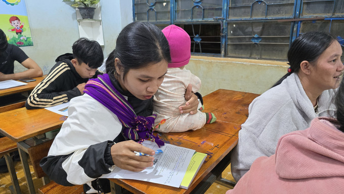 Học viên các lứa tuổi tham gia lớp xóa mù chữ tại trường Tiểu học Trần Phú, xã Ia Dom (Đức Cơ, Gia Lai). Ảnh: Hồng Điệp - TTXVN potal-gia-lai-xoa-mu-chu-nang-cao-doi-song-dong-bao-vung-dan-toc-thieu-so-7781906.jpg