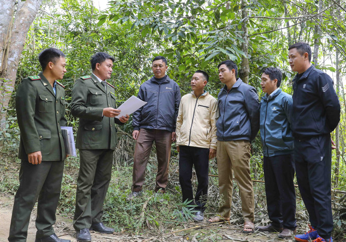Lực lượng Kiểm lâm tuyên truyền cho người dân về bảo vệ rừng. Ảnh: Xuân Tư - TTXVN potal-tang-cuong-cong-tac-bao-ve-va-phong-chong-chay-rung-o-huyen-nam-po-dien-bien-7848154.jpg