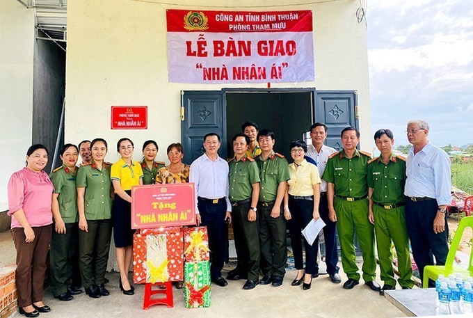 Công an tỉnh Bình Thuận bàn giao nhà cho gia đình ông Hồ Quốc Nam, thị trấn Thuận Nam, huyện Hàm Thuận Nam. Ảnh: TTXVN phát potal-cong-an-tinh-binh-thuan-chung-tay-xoa-nha-tam-nha-dot-nat-7964539.jpg