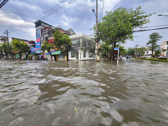 Mưa lớn gây ngập úng cục bộ khu vực Sân Vận động tỉnh Điện Biên. Ảnh: Xuân Tư - TTXVN potal-mua-lon-gay-ngap-ung-tren-cac-tuyen-pho-o-dien-bien-7968475.jpg