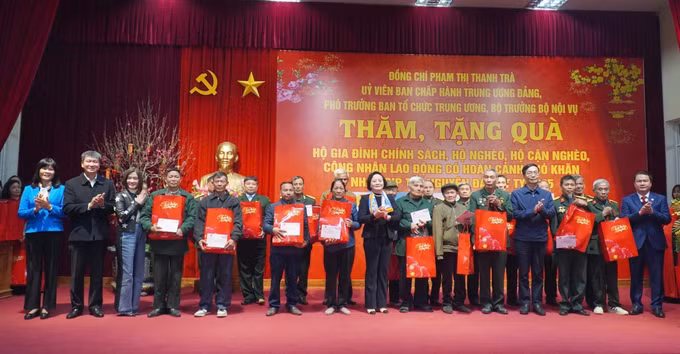 potal-bo-truong-bo-noi-vu-pham-thi-thanh-tra-trao-qua-tet-tai-tinh-yen-bai-172306347-7814157.jpg