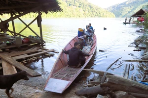 Lặng thầm gieo chữ nơi những 'ốc đảo' bên lòng hồ Thủy điện Bản Vẽ