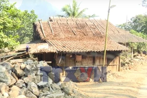Bản nghèo trước nguy cơ sạt lở đất đồi