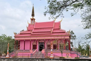 Ngôi chùa Nam tông Khmer màu hồng độc đáo