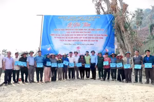 Bàn giao mặt bằng tái định cư cho 16 hộ dân bản biên giới tâm lũ Phá Mựt