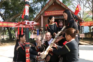 Đại hội XIV của Đảng: Đồng bào Tây Nguyên quây quần theo dõi Phiên khai mạc Đại hội