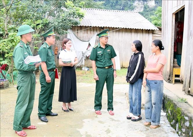 Cán bộ chiến sỹ Đồn Biên phòng Cà Xèng và thầy cô giáo Trường Tiểu học và THCS Thượng Hóa (xã Kim Phú, Quảng Trị) động viên các học sinh đến trường. qt-dentruong1.jpg