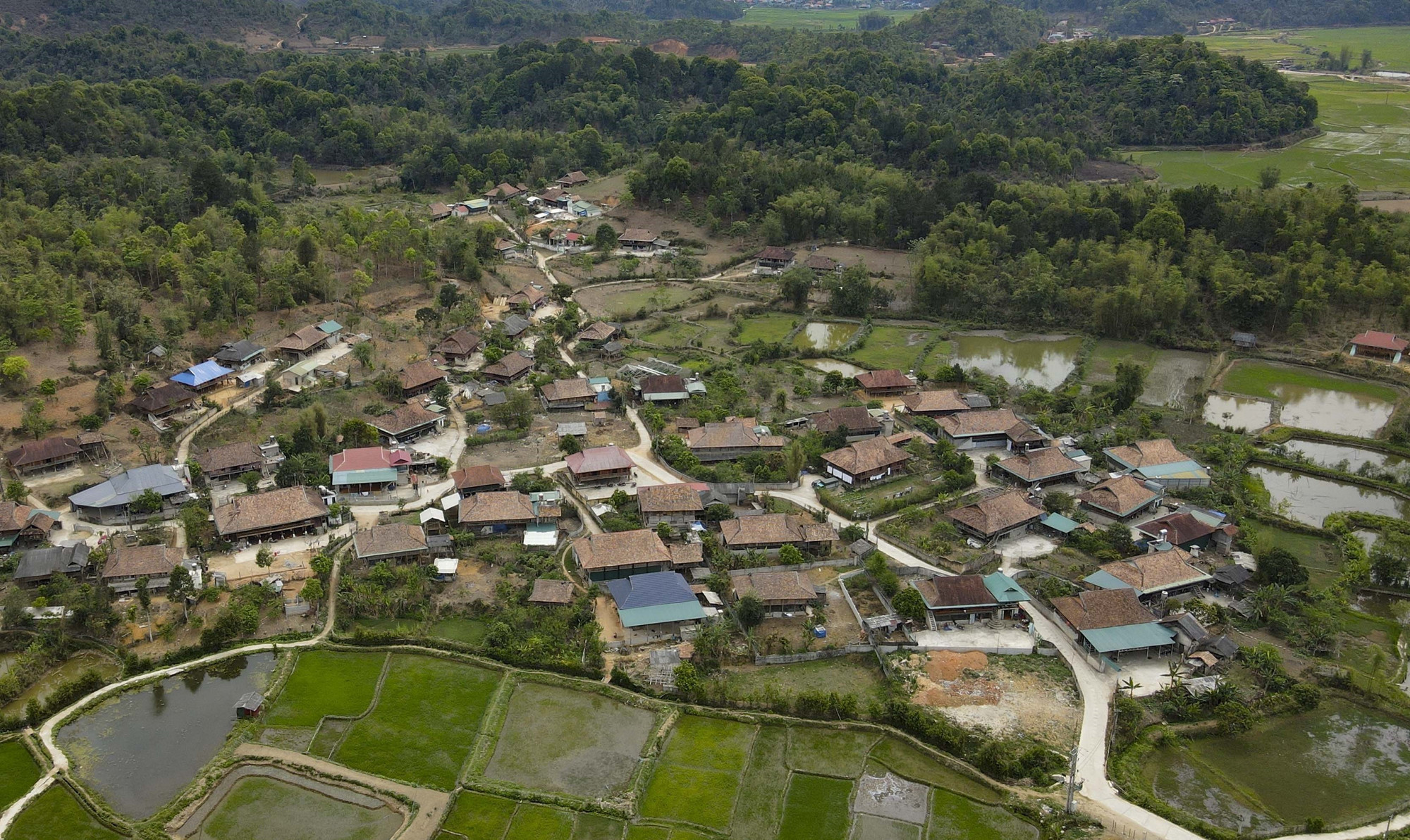Xã Mường Phăng trước đây là vùng căn cứ địa cách mạng quan trọng, nơi đặt Sở Chỉ huy Chiến dịch Điện Biên Phủ. Ngày nay, địa điểm này là nơi đón nhiều đoàn khách đến tham quan, tìm hiểu lịch sử. Ảnh: Trung Kiên/TTXVN dienbien-21.jpg