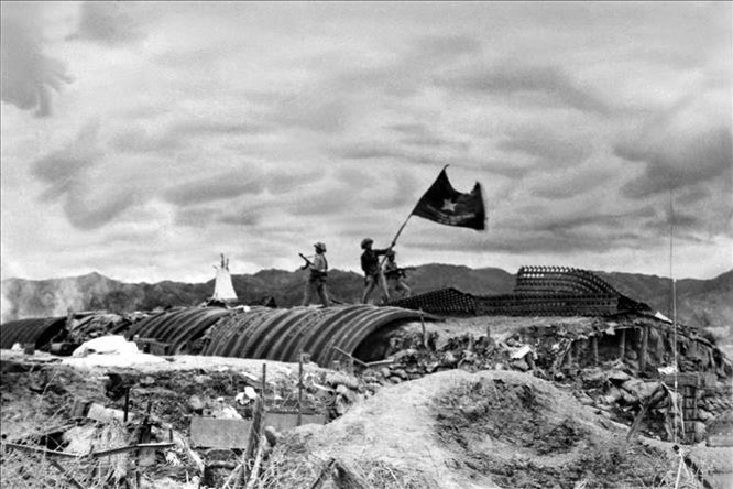 17 giờ 30 phút ngày 7/5/1954, lá cờ “Quyết chiến - Quyết thắng” của Quân đội nhân dân Việt Nam tung bay trên nóc hầm De Castries, kết thúc 56 ngày đêm chiến đấu kiên cường, dũng cảm, sáng tạo của quân và dân Việt Nam. Ảnh: Tư liệu/TTXVN dienbien-1.jpg