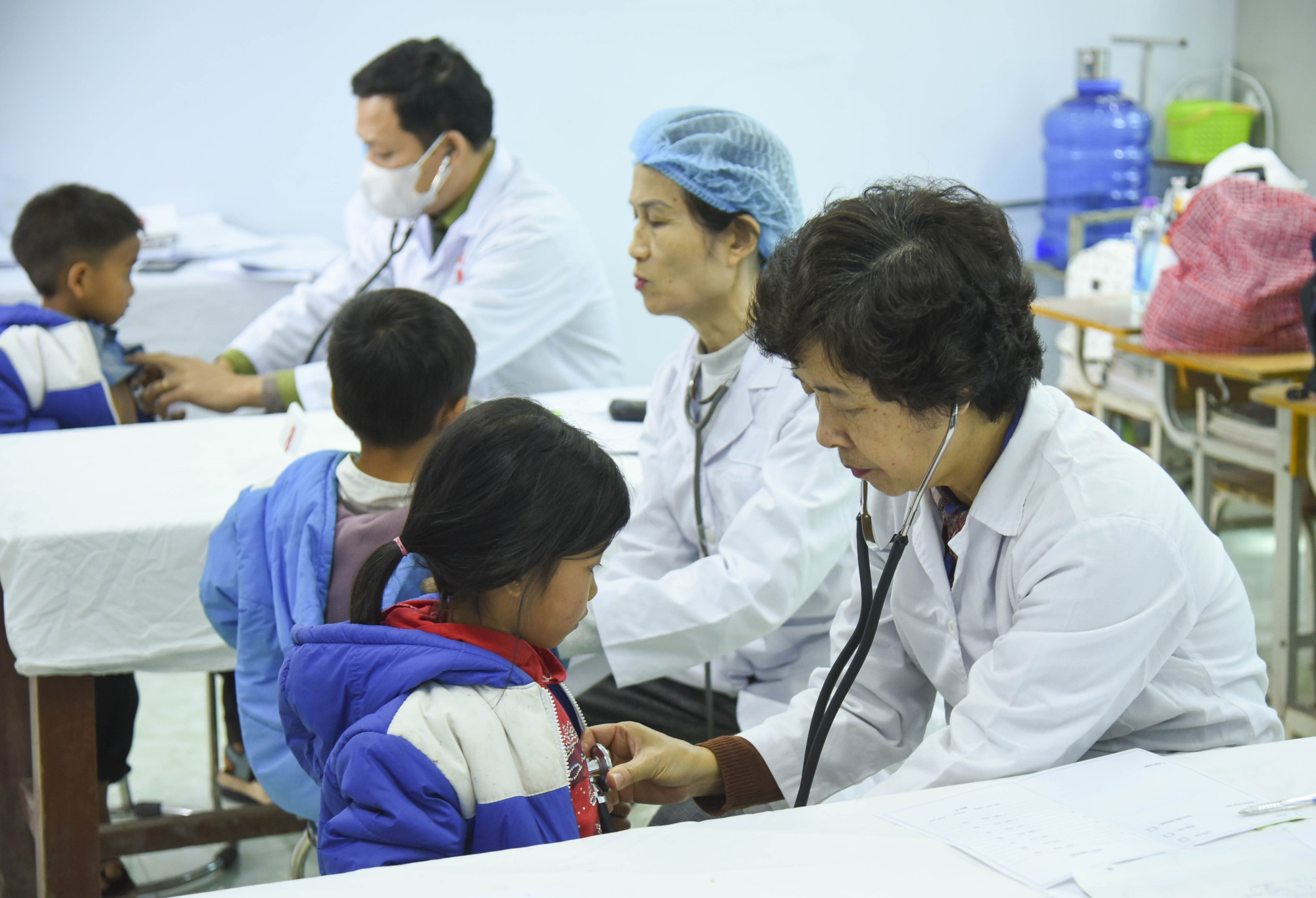 Khám bệnh miễn phí cho học sinh Trường PTDT bán trú - Tiểu học Ma Thì Hồ. Ảnh: Xuân Tư/TTXVN dienbien-9.jpg