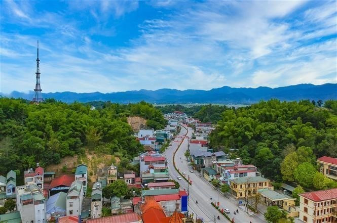 Đường Võ Nguyên Giáp đi qua Trung tâm Hành chính tỉnh Điện Biên và nhiều điểm di tích lịch sử minh chứng cho chiến thắng lịch sử Điện Biên Phủ, như Cụm đề kháng Him Lam, đồi A1, E1, E2, D1 - vị trí đặt tượng đài chiến thắng Điện Biên Phủ - và nghĩa trang A1. Ảnh: Xuân Tư/TTXVN dienbien-17.jpg