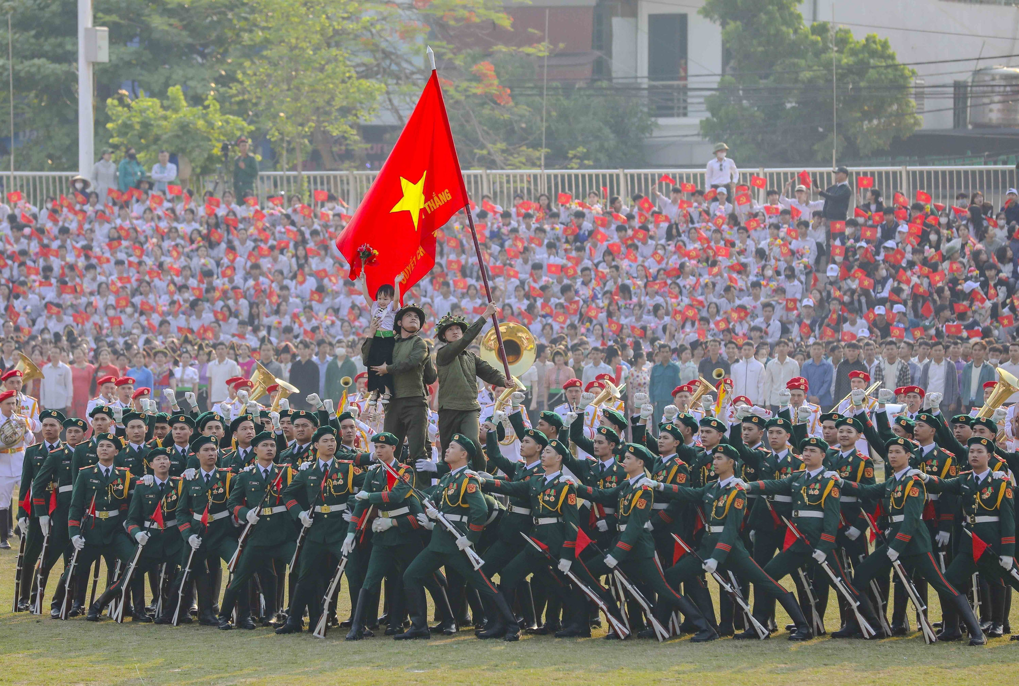 Màn biểu diễn nghệ thuật tái hiện lại hình ảnh lá cờ “Quyết chiến - Quyết thắng” của Quân đội nhân dân Việt Nam tung bay trên nóc hầm De Castries tại Lễ kỷ niệm 70 năm Chiến thắng Điện Biên Phủ, ngày 7/5/2024. Ảnh: Xuân Tư/TTXVN dienbien-3.jpg