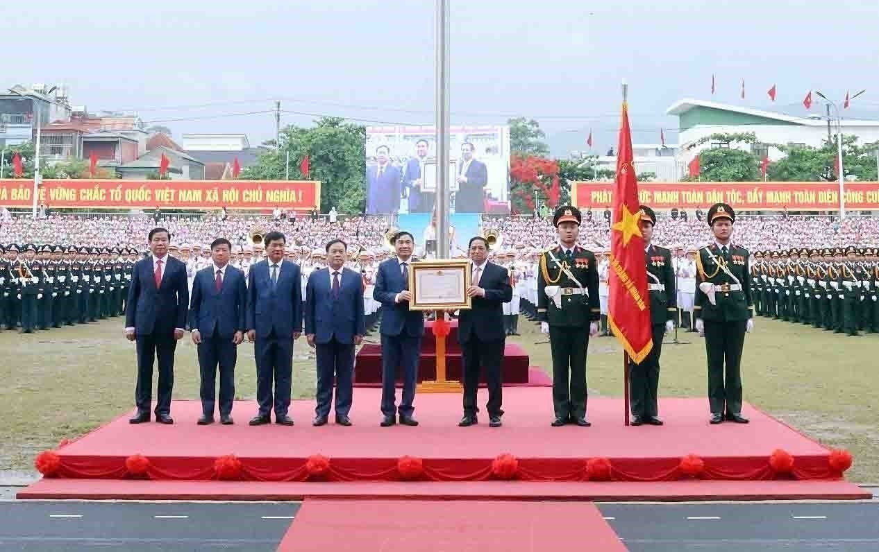 Thủ tướng Phạm Minh Chính trao Huân chương Độc lập hạng Nhất cho Đảng bộ, chính quyền và nhân dân các dân tộc tỉnh Điện Biên tại Lễ kỷ niệm 70 năm Chiến thắng Điện Biên Phủ, ngày 7/5/2024. Ảnh: Dương Giang – TTXVN dienbien-4.jpg