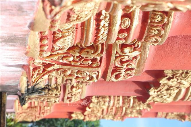 Những hàng cột được sơn son thiếp vàng với những hoa văn tinh xảo. ca-mau4.jpg