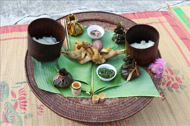 Các lễ vật trên mâm cúng gồm có gà luộc, xôi nếp nương, rượu đựng trong chén bằng ống nứa, các món moọc cá, moọc thịt, nộm rêu suối đựng trong bát sứ... chi-cotay4.jpg