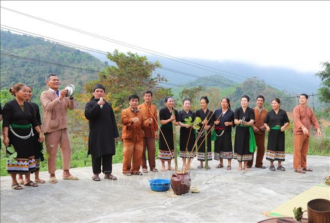 Lễ đón tiếng sấm đầu năm (Chăm Phtrong), lễ làm vía cột chỉ vào cổ tay, lễ nhập họ và đặt tên là những nghi thức quan trọng, mang đậm sắc thái văn hóa độc đáo, đặc trưng của dân tộc Ơ Đu. chi-cotay1.jpg