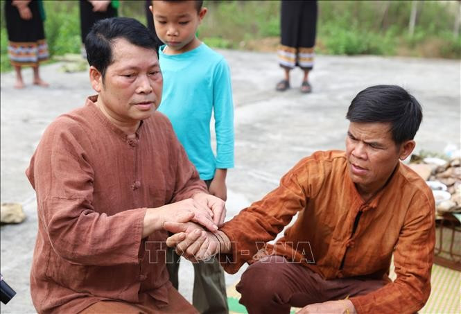 Người lớn cũng cột chỉ vào cổ tay cho nhau với với ý nghĩa buộc linh hồn lại trong cơ thể để luôn mạnh mẽ, gặp may mắn, thuận lợi lúc lên nương, đi rẫy, vào rừng, làm ăn thuận lợi. chi-cotay9.jpg