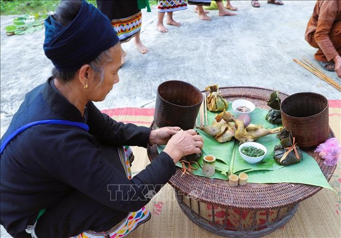 Lễ vật trên mâm cúng làm vía cho dân bản là những món ăn truyền thống của người Ơ Đu. chi-cotay5.jpg
