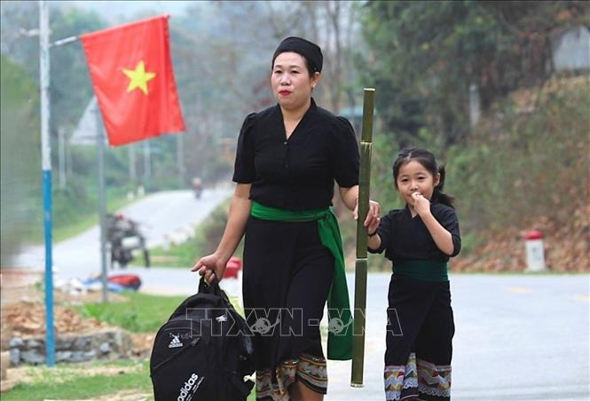 Trẻ em người Ơ Đu theo bà, mẹ đi đến địa điểm diễn ra lễ đón tiếng sấm đầu năm của bản để thầy mo (thầy cúng) đặt tên chính thức. chi-cotay6.jpg