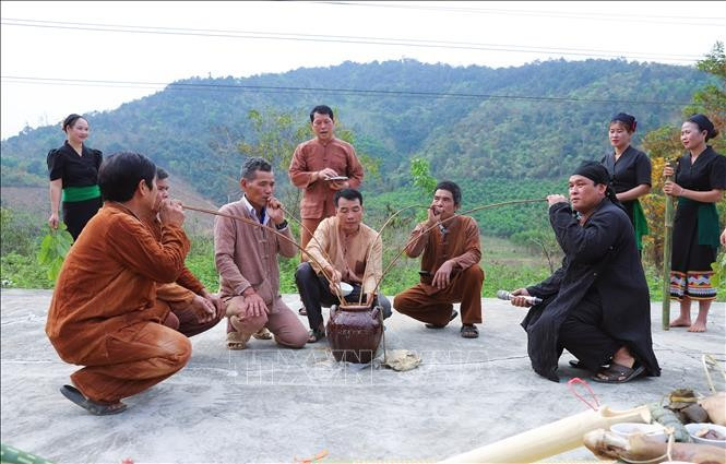Sau lễ làm vía, buộc chỉ vào cổ tay và lễ đặt tên, thầy mo và các già làng, trưởng bản, người uy tín cùng uống rượu cần, thụ lộc. chi-cotay7.jpg