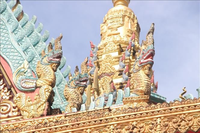 Hình tượng rắn Naga trên mái chánh điện chùa Ghositaram. ca-mau5.jpg