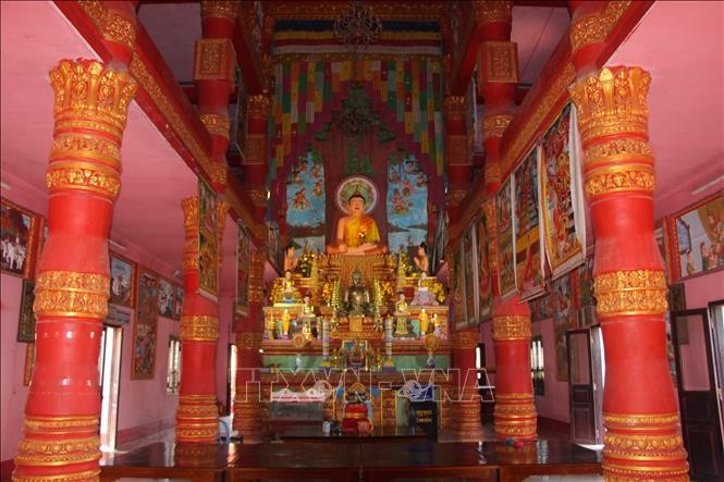 Bên trong chánh điện chùa Ghositaram. ca-mau3.jpg