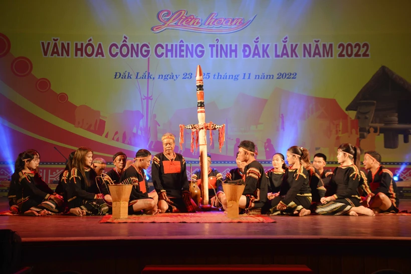 Tiết mục "Nghi lễ kết nghĩa anh em" của đội nghệ nhân huyện Krông Năng. Ảnh: Hoài Thu – TTXVN
