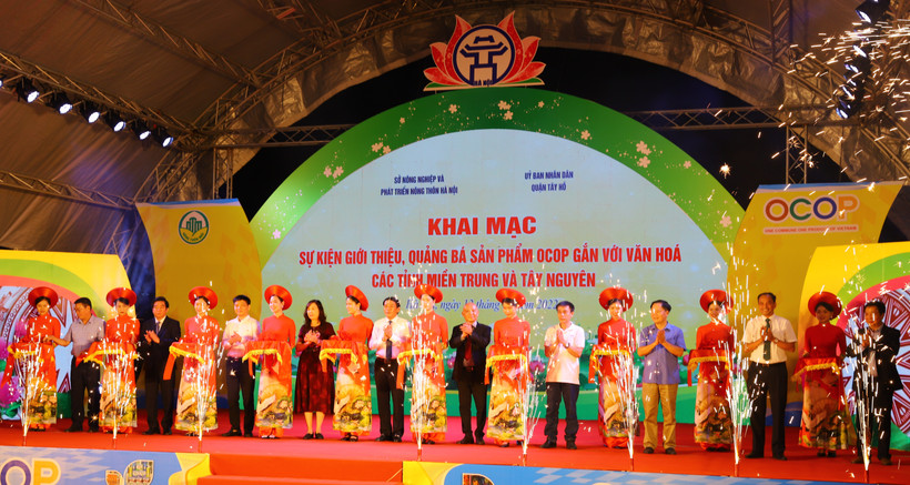 Lãnh đạo Hà Nội cắt băng khai mạc sự kiện giới thiệu, quảng bá sản phẩm OCOP gắn với văn hóa các tỉnh miền Trung và Tây Nguyên.