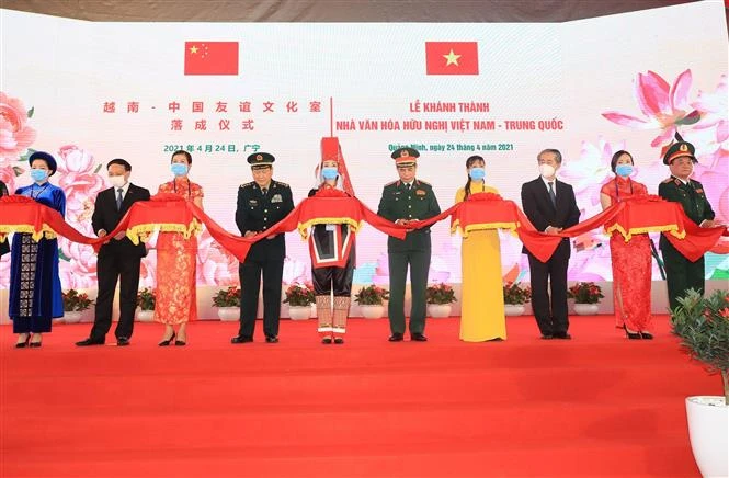 Bộ trưởng Quốc phòng Phan Văn Giang và Bộ trưởng Quốc phòng Trung Quốc Ngụy Phượng Hòa cắt băng khánh thành Nhà văn hóa xã Đồng Văn, huyện Bình Liêu, tỉnh Quảng Ninh. Ảnh: Trọng Đức - TTXVN