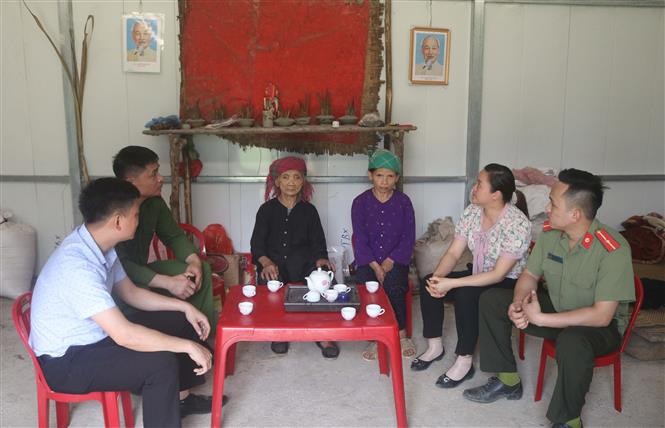 Lực lượng công an, các tổ chức đoàn thể xã Cần Nông, huyện Hà Quảng đến thăm một gia đình được Bộ Công an hỗ trợ xây nhà ở. Ảnh: Chu Hiệu - TTXVN