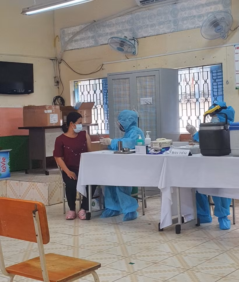 Ngày 28/7, Sở Lao động - Thương binh và Xã hội thành phố Hồ Chí Minh tổ chức tiêm Vaccine phòng COVID-19 cho viên chức, người lao động thuộc Cơ sở Tư vấn và Cai nghiện ma túy Bình Triệu