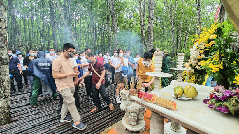 Các thành viên tham gia chương trình “Cần Giờ - Thiên nhiên tươi đẹp” dâng hương, dâng hoa tưởng niệm các anh hùng liệt sĩ tại Tượng đài chiến sĩ đặc công Rừng Sác - Khu Di tích lịch sử Chiến khu Rừng Sác Cần Giờ, huyện Cần Giờ, TP.HCM. Ảnh: Bích Vân