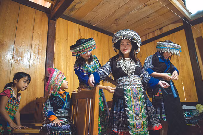 Vào ngày đón dâu, cô dâu mặc trên người bộ trang phục mới nhất và đẹp nhất. Ảnh: Sùng A Chầu