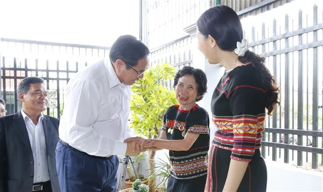 Thủ tướng Phạm Minh Chính thăm, tặng quà thương binh mất sức 41% Y Thu tại phường Trà Bá, thành phố Pleiku, tỉnh Gia Lai. Ảnh: Văn Điệp - TTXVN
