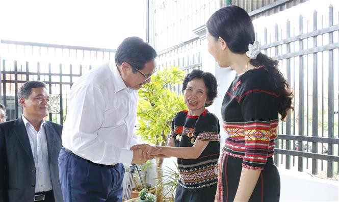 Thủ tướng Phạm Minh Chính thăm, tặng quà thương binh mất sức 41% Y Thu tại phường Trà Bá, thành phố Pleiku, tỉnh Gia Lai. Ảnh: Văn Điệp - TTXVN