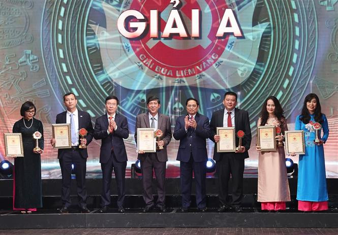 Thủ tướng Phạm Minh Chính và Thường trực Ban Bí thư Võ Văn Thưởng trao giải A cho các tác giả, nhóm tác giả. Ảnh: Dương Giang-TTXVN