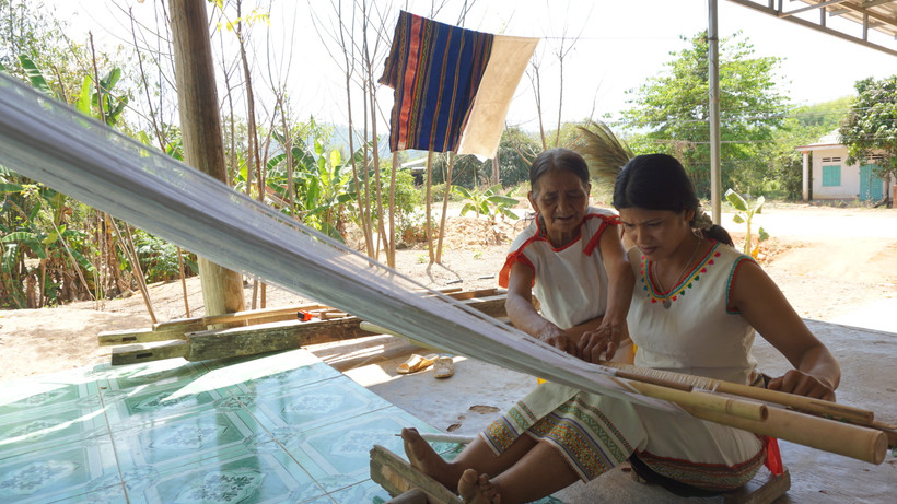 Ngoài điện lưới quốc gia, người Rơ Măm ở làng Le còn có điện năng lượng mặt trời để phục vụ sản xuất và sinh hoạt. Ảnh: Khoa Chương