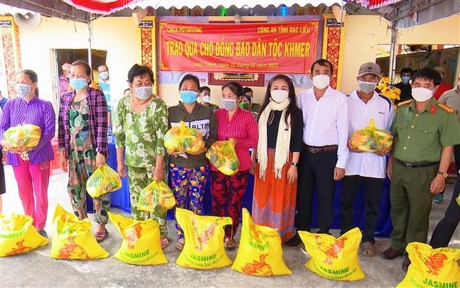 Đại diện mạnh thường quân tặng quà cho đồng bào dân tộc Khmer trên địa bàn xã Vĩnh Trạch, thành phố Bạc Liêu. Ảnh: Chanh Đa - TTXVN phát