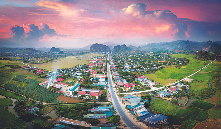 Tân Lạc là huyện miền núi nằm ở phía Tây của tỉnh Hòa Bình, có đường giao thông nối với quốc lộ 1A, như cửa ngõ nối miền Tây Bắc với thủ đô Hà Nội. Ảnh: Trọng Đạt