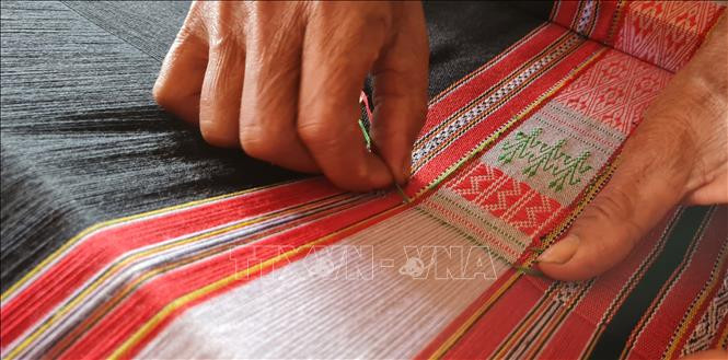 Những nét hoa văn tinh xảo của những tấm thổ cẩm của dân tộc Jrai tại Tây Nguyên. Ảnh: Hồng Điệp – TTXVN