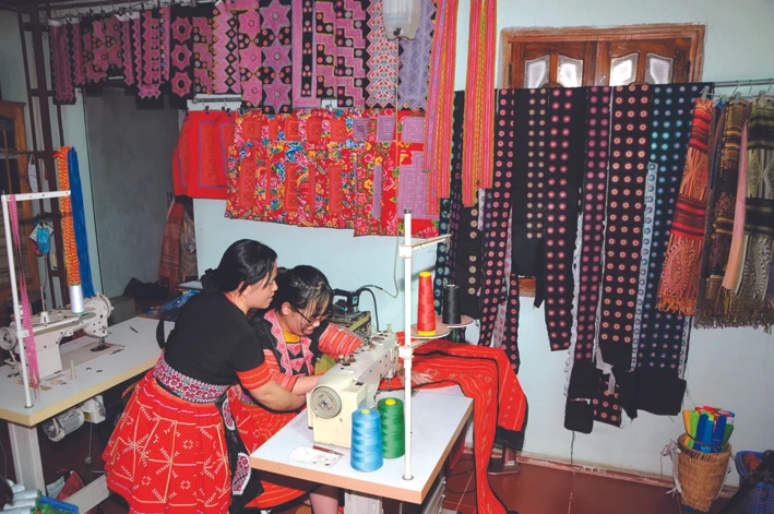 Đồng bào Mông ở huyện Vân Hồ (Sơn La) luôn chú trọng việc bảo tồn và phát huy các giá trị văn hóa truyền thống, trong đó có nghề thêu, may trang phục thổ cẩm của dân tộc. Ảnh: Quang Quyết