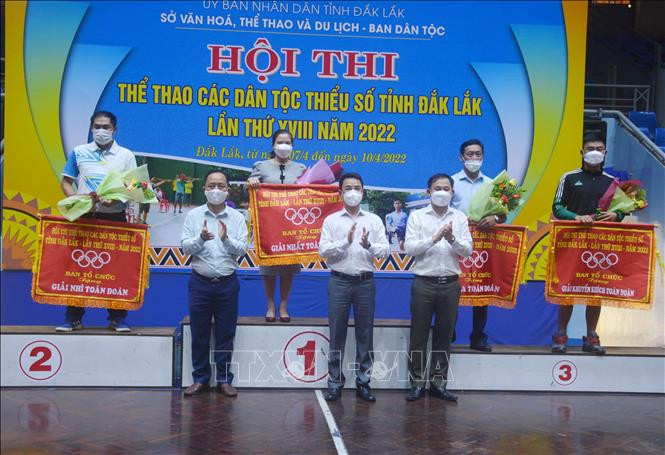 Trao giải toàn đoàn cho các đơn vị đạt giải. Ảnh: Hoài Thu – TTXVN