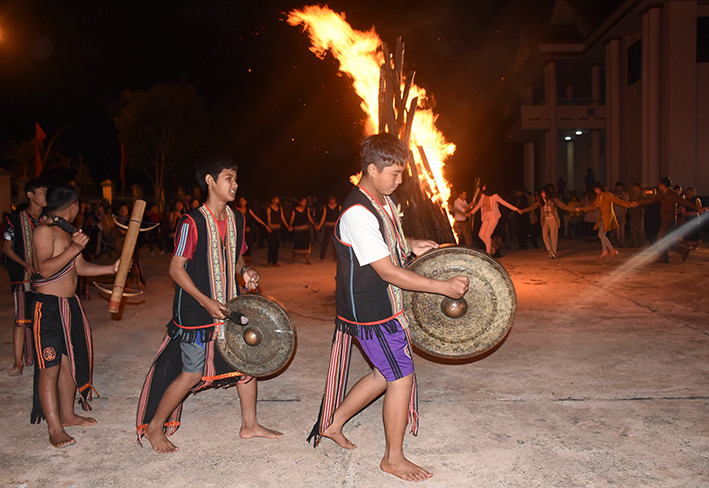Sinh hoạt văn hóa, đánh cồng chiêng, múa xoang của đồng bào dân tộc Xê-đăng ở huyện Tu Mơ Rông. Ảnh: Văn Phương