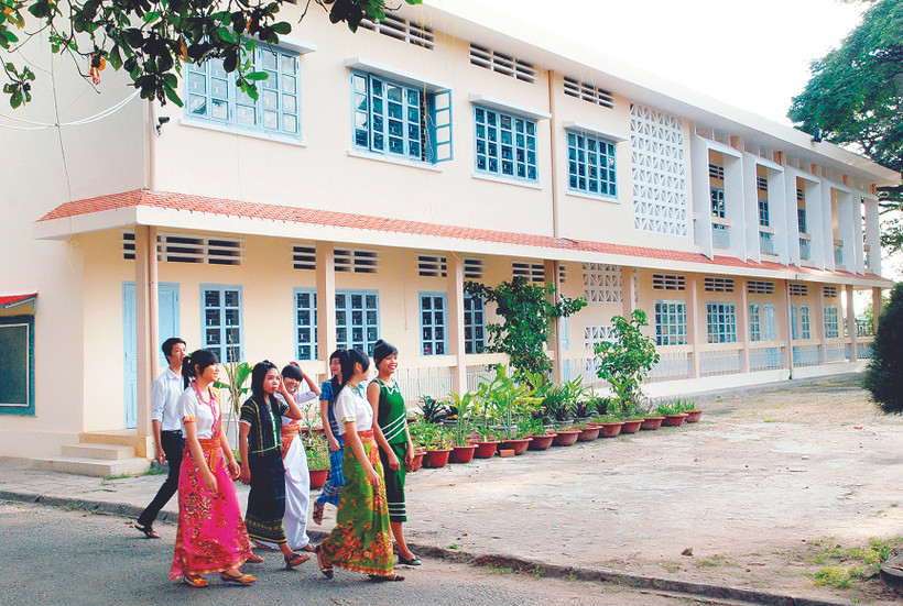 Trường phổ thông dân tộc nội trú tỉnh Bình Thuận được đầu tư xây dựng khang trang, đáp ứng nhu cầu dạy và học con em vùng đồng bào dân tộc thiểu số. Ảnh: Nguyễn Thanh